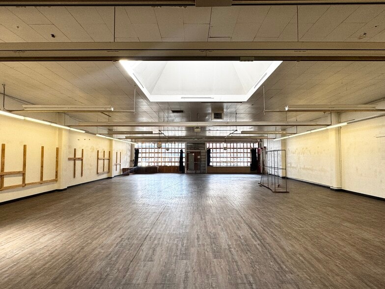 More Photos Of 3747 SE Hawthorne Blvd, Portland Storefront For Sale
