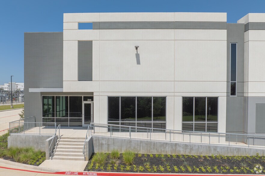 More Photos Of 2250 114th St, Grand Prairie Distribution For Sale