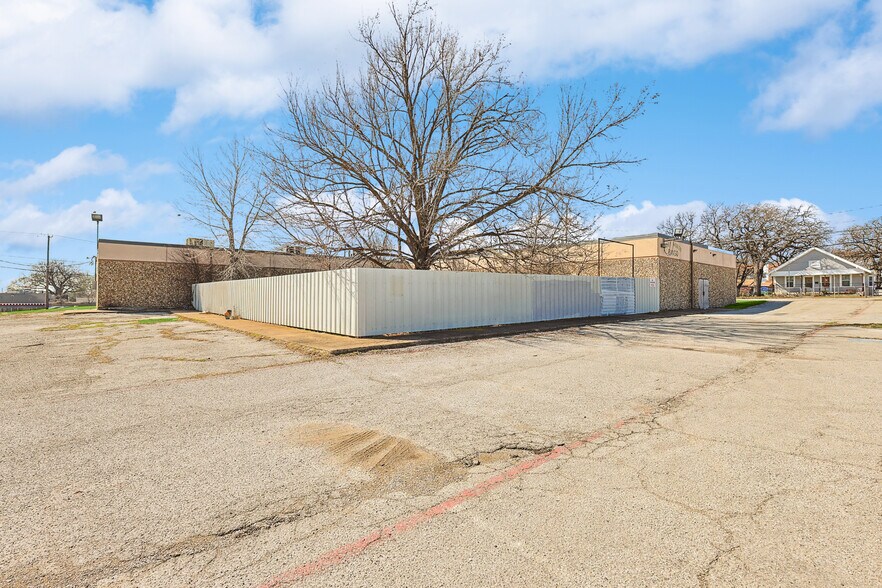 More Photos Of 412 N Sylvania Ave, Fort Worth Freestanding For Lease