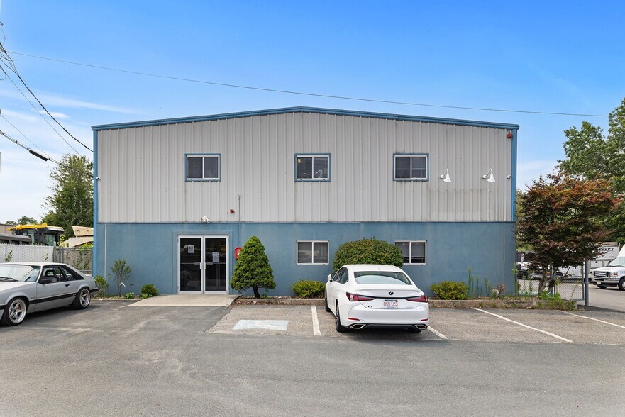 More Photos Of 26 Bixby Ave, Middleton Warehouse For Lease