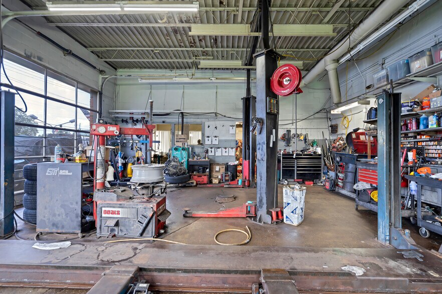 More Photos Of 3166 Ashby Rd, Saint Ann Auto Repair For Sale
