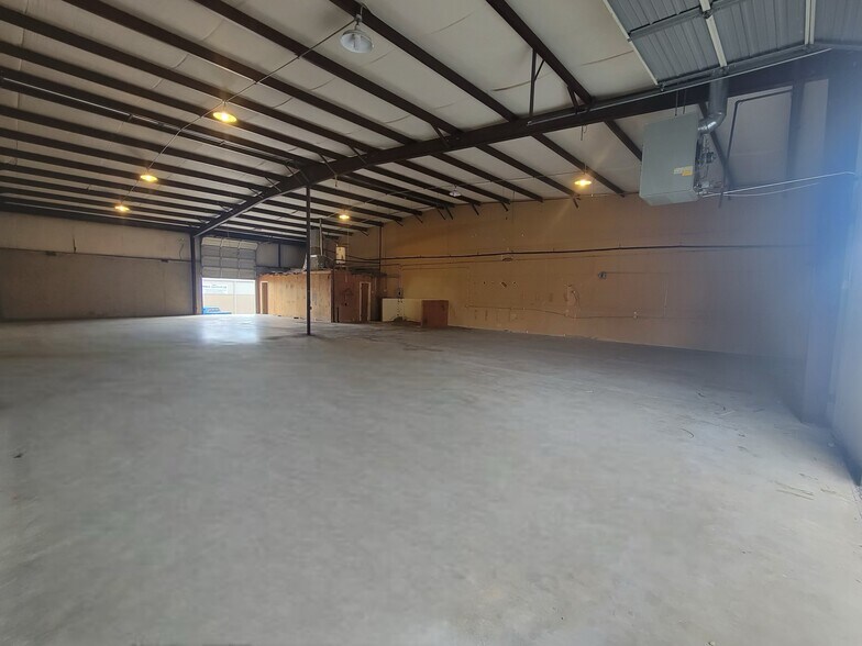 More Photos Of 8114 Scott Hamilton Dr, Little Rock Warehouse For Lease