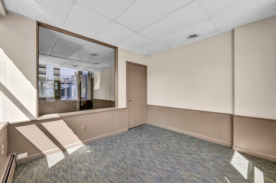 More Photos Of 15705 Detroit Ave, Lakewood Office For Lease