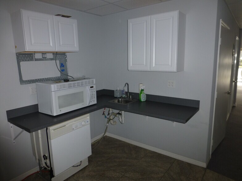 More Photos Of 1035 Collier Center Way, Naples Warehouse For Lease