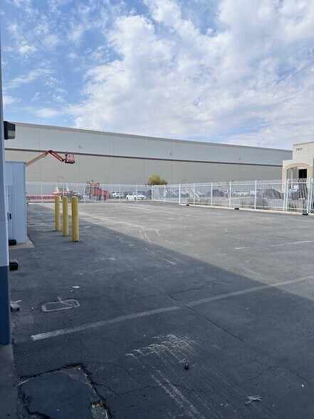 More Photos Of 7521 Eastgate Rd, Henderson Warehouse For Lease