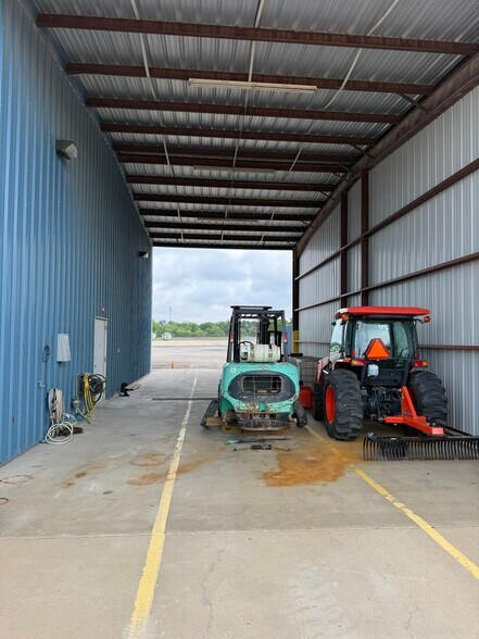 More Photos Of 110 E Barnett Dr, Cleburne Warehouse For Sale