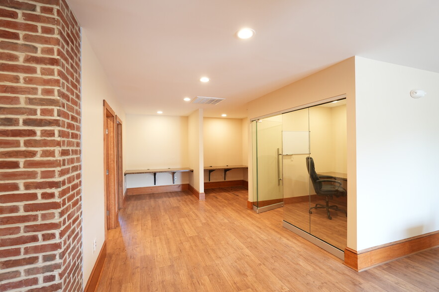 More Photos Of 7757 Woodbine Rd, Woodbine Warehouse For Lease