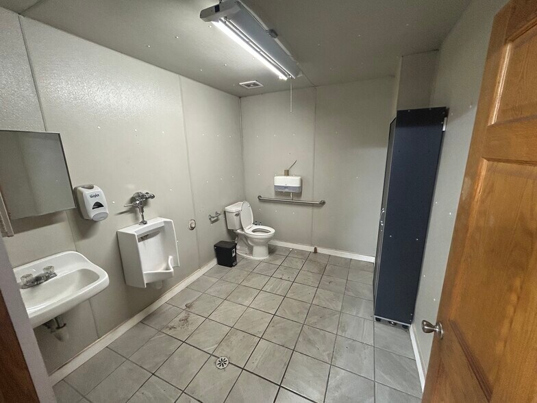 More Photos Of 312 Portland Rd, Waterloo Industrial For Lease