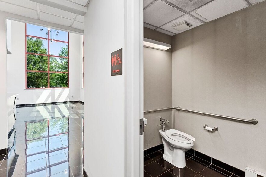 More Photos Of 1514 Commerce Ave, Carlisle Light Distribution For Lease