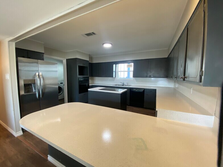 More Photos Of 1173 N Main St, Vidor Office For Lease