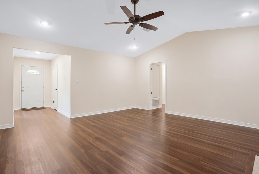More Photos Of 6904 Fairfield Dr, Pensacola Office For Sale