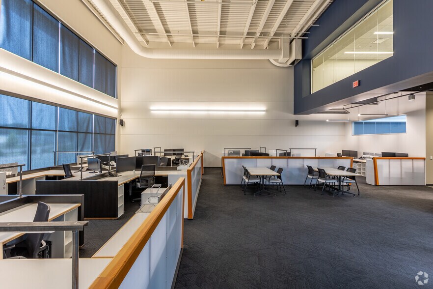 More Photos Of 1615 SE Cortina Dr, Ankeny Flex For Lease