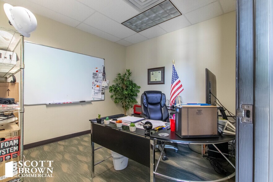 More Photos Of 10810 Alder Cir, Dallas Light Manufacturing For Lease
