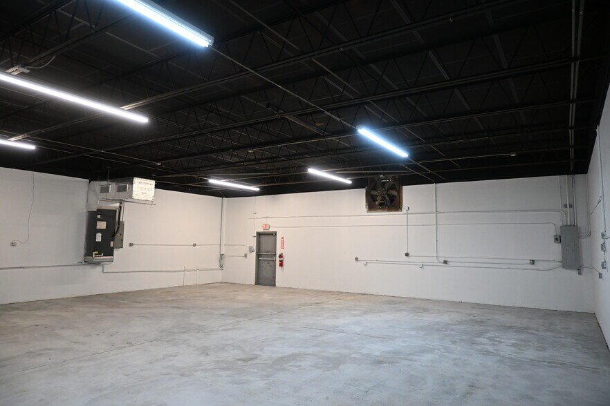 More Photos Of 14401 60th St N, Clearwater Warehouse For Lease