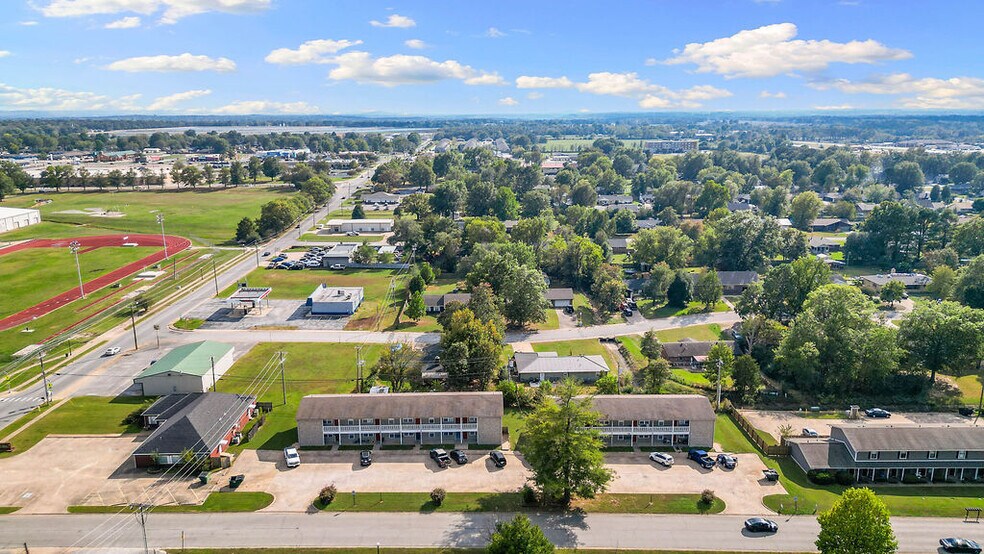 More Photos Of 1810 W Twin Springs St, Siloam Springs General Retail For Sale