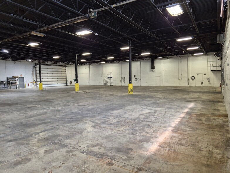 More Photos Of 260 Centre St, Petrolia Warehouse For Lease