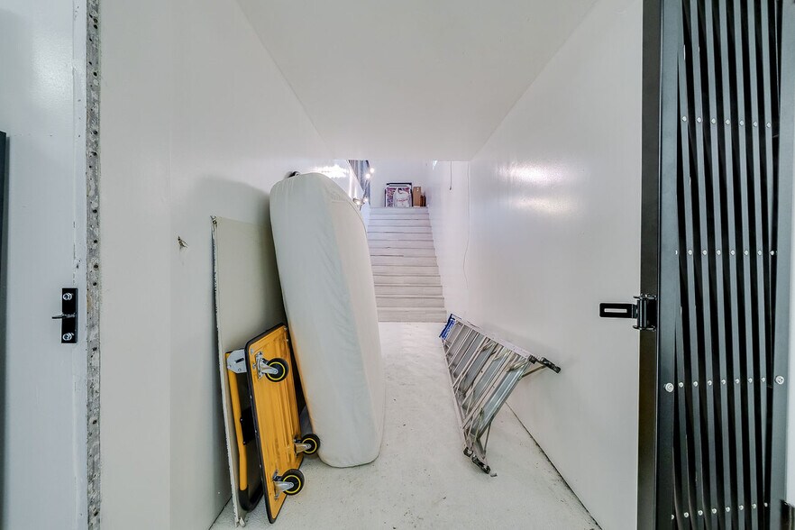 More Photos Of 302 W Victory Dr, Savannah Freestanding For Sale