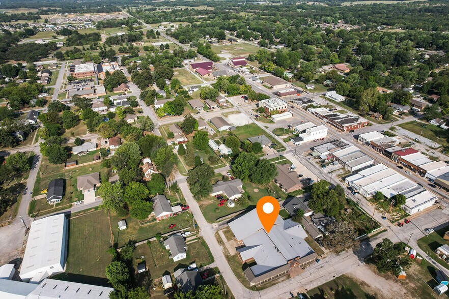 More Photos Of 121 S Nelson Ave, Gentry Light Manufacturing For Sale
