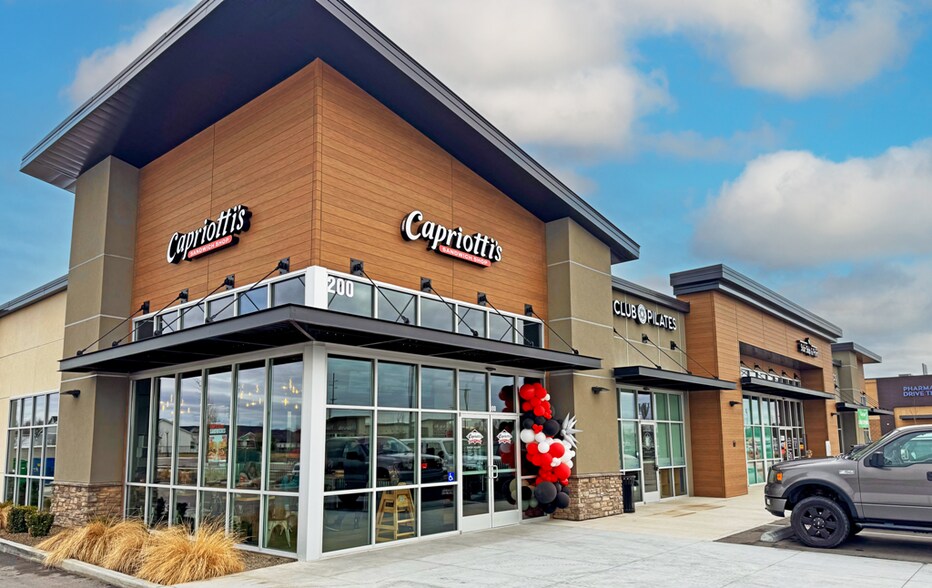 More Photos Of 200 N Highbrook Way, Star Restaurant For Lease