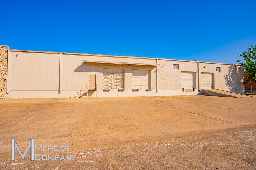 More Photos Of 8400 Directors Row, Dallas Warehouse For Lease