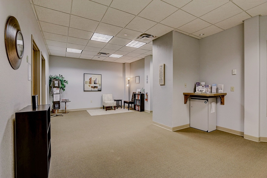 More Photos Of N28W23000 Roundy Dr, Pewaukee Office For Sale