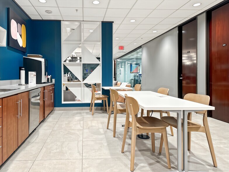 More Photos Of 1100 Poydras St, New Orleans Coworking Space