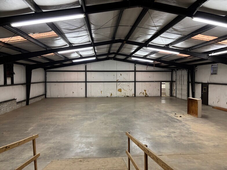 More Photos Of 439 Burton Rd, Lexington Warehouse For Lease