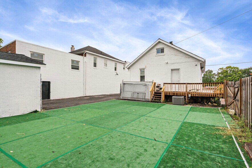 More Photos Of 4928 Marlboro Pike, Capitol Heights General Retail For Lease