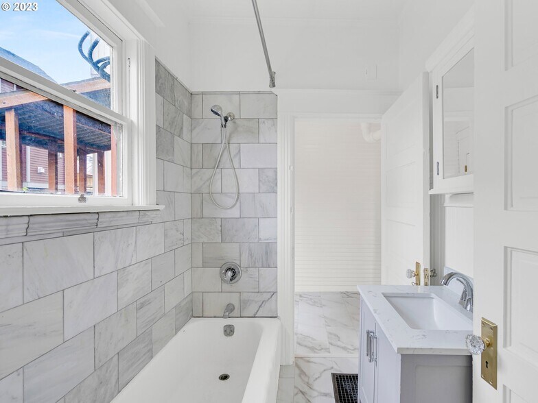 More Photos Of 432 NE Dekum St, Portland Storefront Retail Residential For Sale