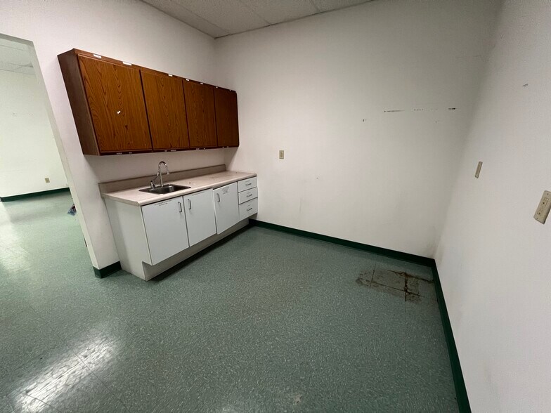 More Photos Of 2305 W Altorfer Rd, Peoria Light Manufacturing For Sale