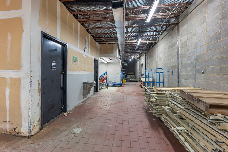 More Photos Of 121 S Sprigg St, Cape Girardeau Supermarket For Sale