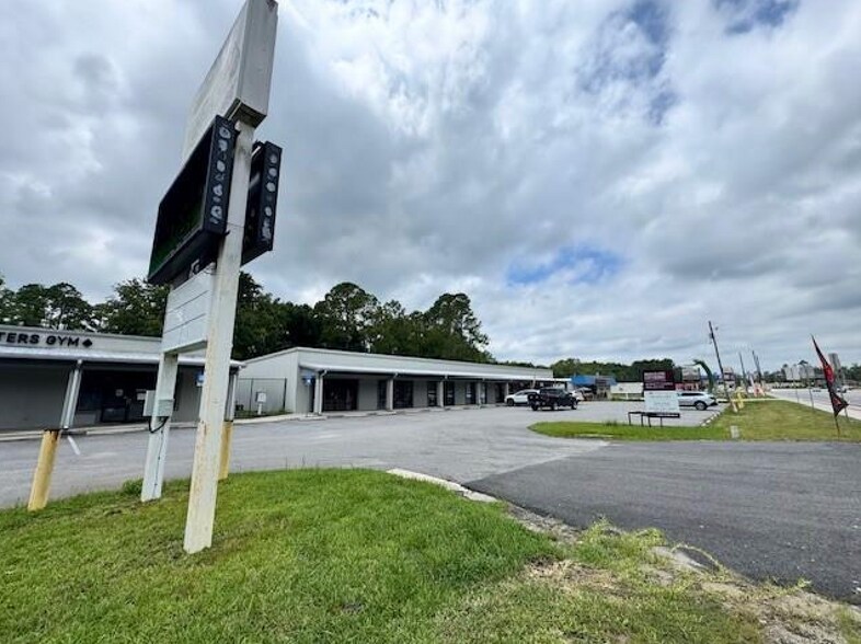 More Photos Of 840 E King Ave, Kingsland General Retail For Lease