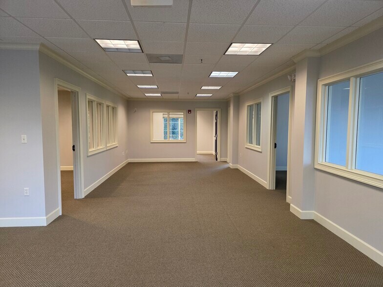 More Photos Of 27 Towne Dr, Bluffton Office For Lease