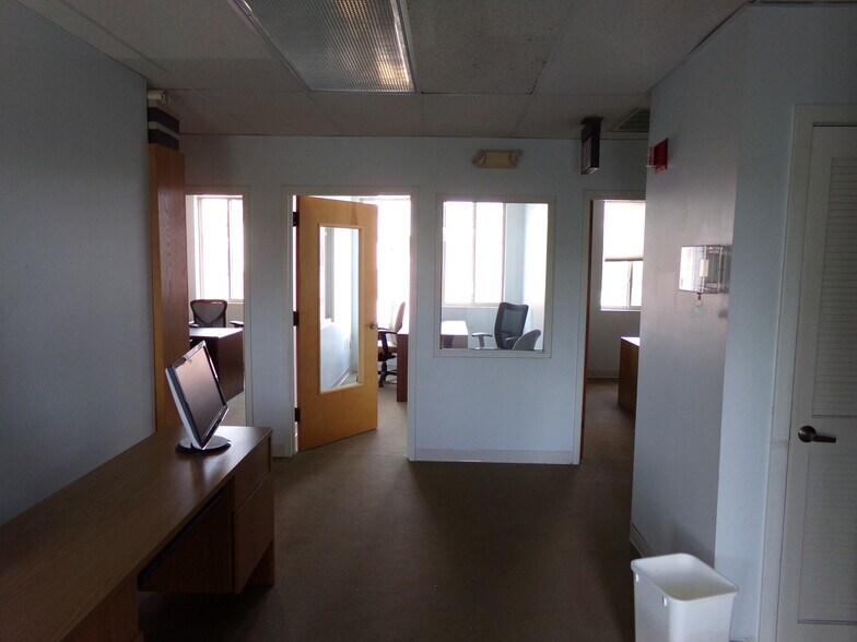 More Photos Of 22648 Glenn Dr, Sterling Office For Sale