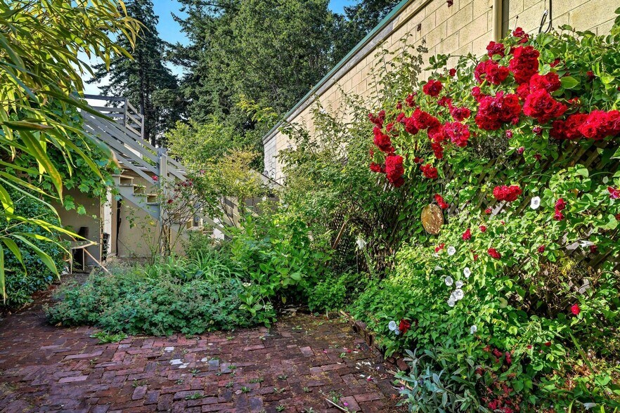 More Photos Of 385 Lagoon Rd, Colwood Office For Sale