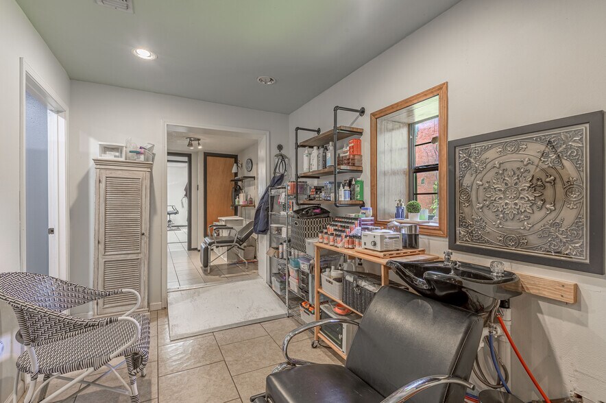 More Photos Of 131 Commerce st, Lovelady General Retail For Sale