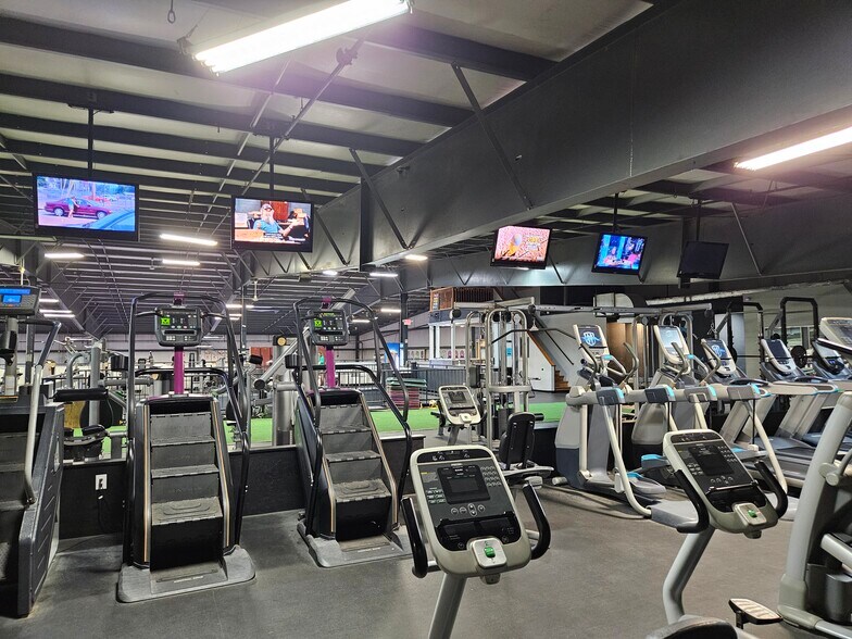 More Photos Of 142 State Route 111, Hampstead Freestanding For Sale