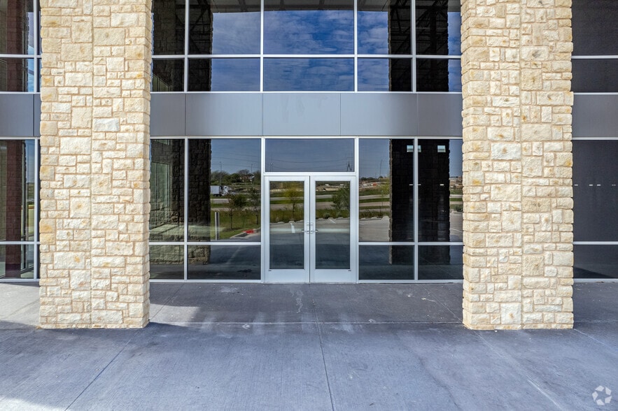 More Photos Of 15825 Impact Way, Pflugerville Distribution For Lease