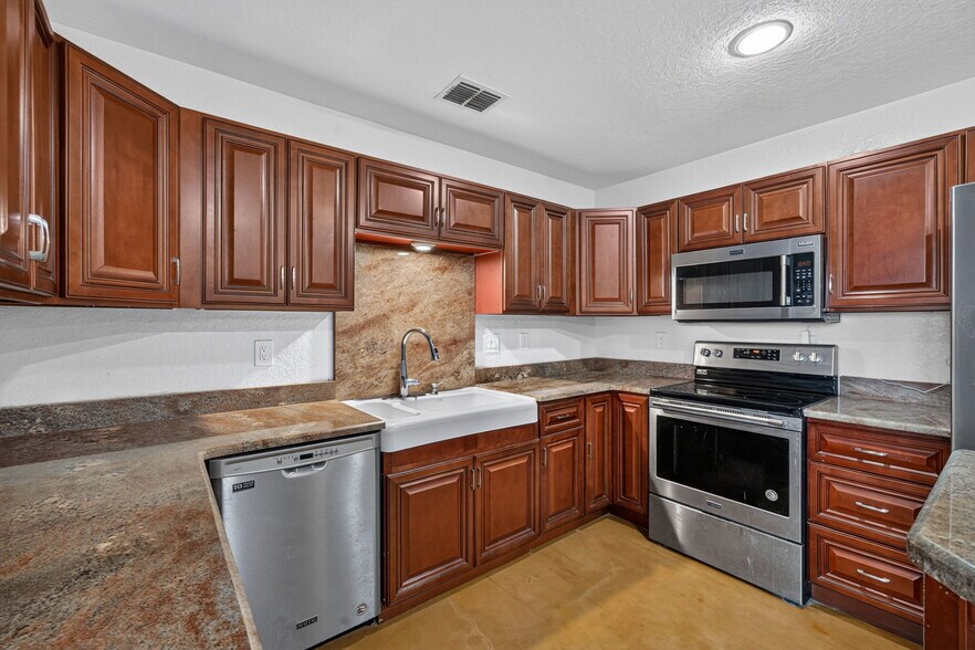 More Photos Of 4044 W FM 476, Poteet Flex For Sale