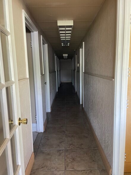 More Photos Of 945 W Maple Ave, Duncan Office For Sale