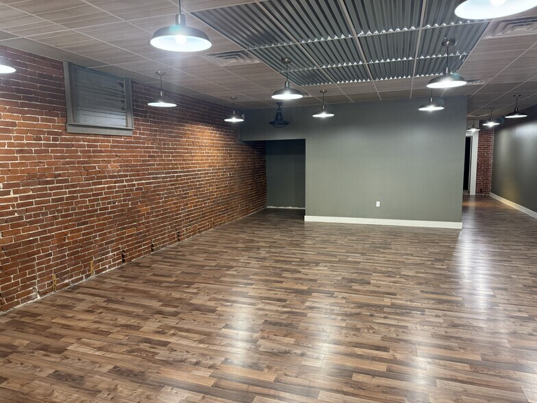 More Photos Of 2231 W Franklin, Evansville Freestanding For Lease