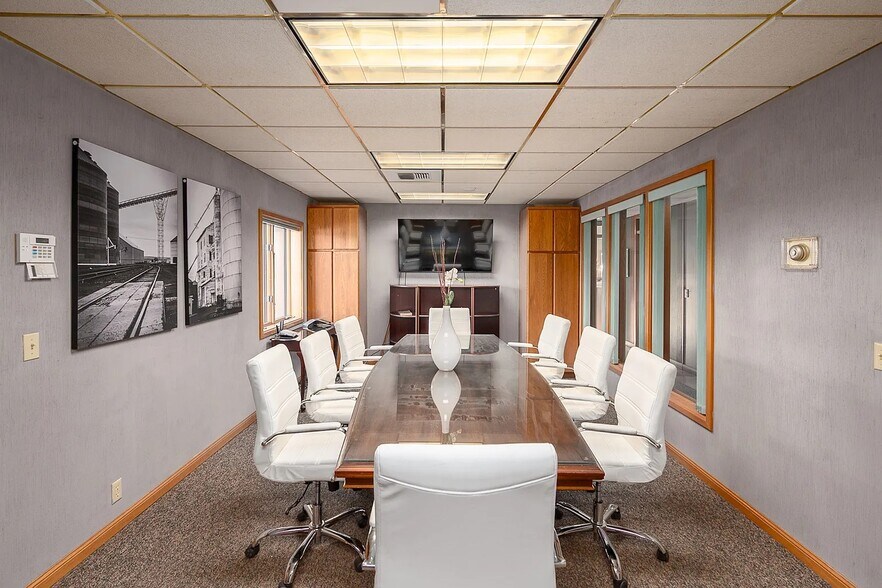 More Photos Of 100 E Broadway Ave, Moses Lake Office For Lease
