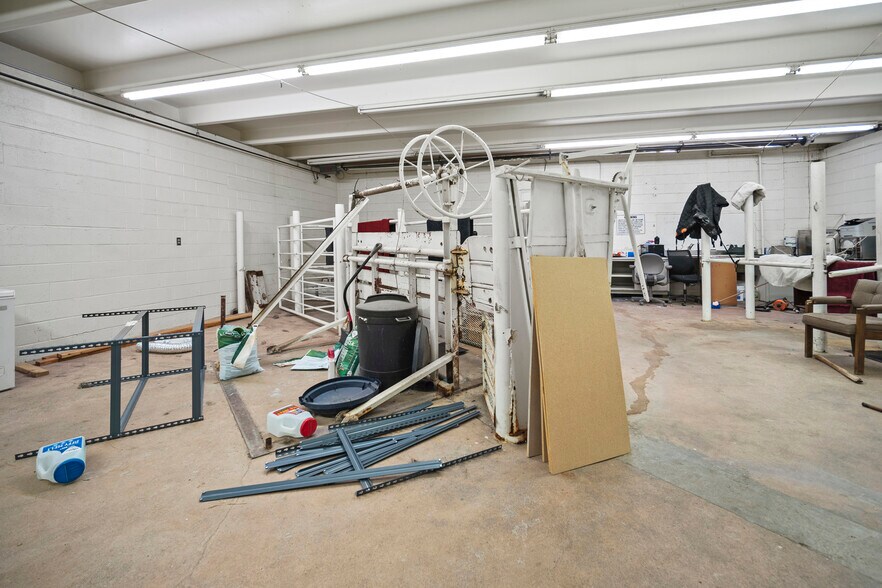 More Photos Of 5280 Edison Ave, Colorado Springs Veterinarian Kennel For Sale