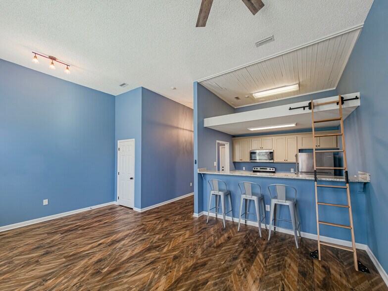 More Photos Of 114 N Patterson, Valdosta Storefront Retail Office For Sale