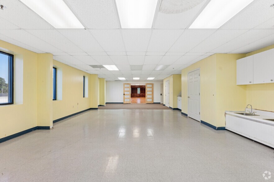 More Photos Of 1445 Cleveland Ave, East Point Showroom For Sale