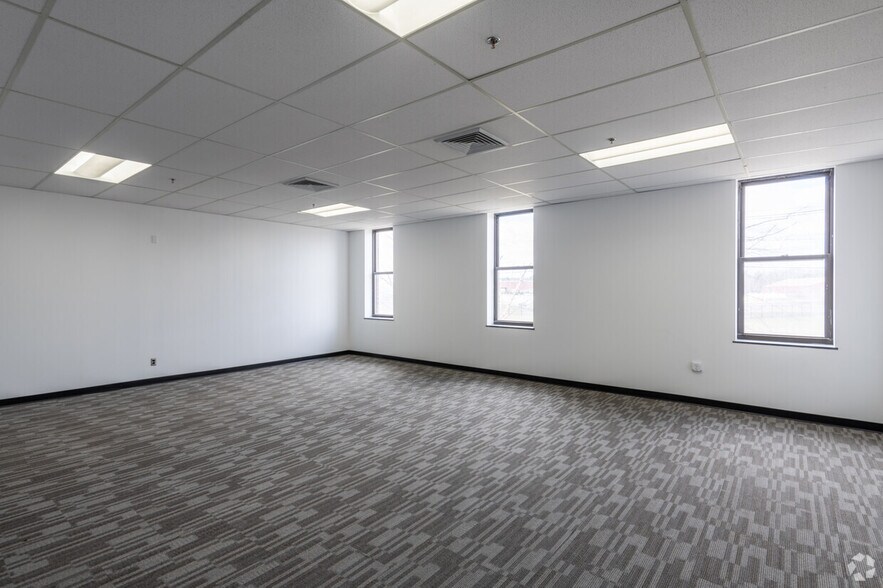 More Photos Of 78 Barnum Rd, Devens Light Manufacturing For Lease