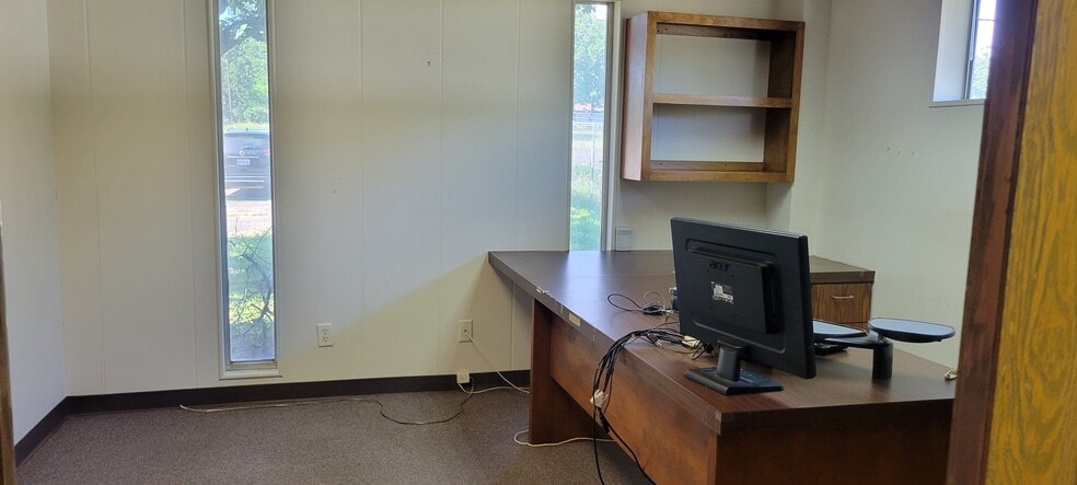 More Photos Of 2820 E Marshall Ave, Longview Light Manufacturing For Lease