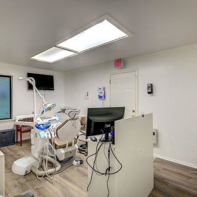 More Photos Of 737 Irby Ln, Irving Medical For Sale