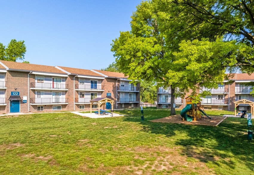 More Photos Of 108 NW 63rd St, Kansas City Apartments For Sale