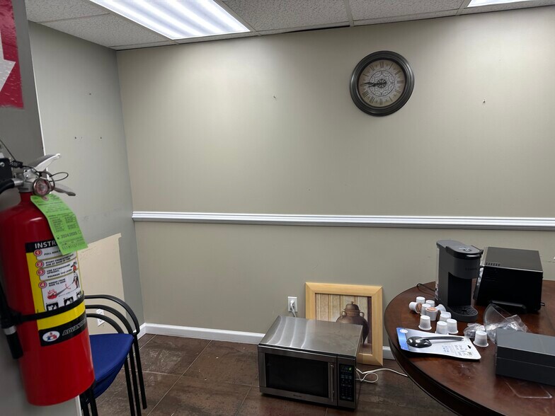 More Photos Of 1570 Old Country Rd, Westbury Office For Lease